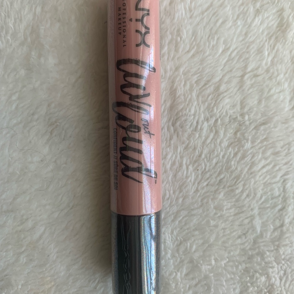 💋NYX Velvety Matte Lipstick in LOL06 Confident